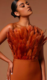 SLEEVELESS BACKLESS FEATHER-DECORATED SLIM MIDI DRESS IN BROWN